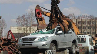Illegally-Parked Lexus RX 330 Scrapped, Nobody Weeps